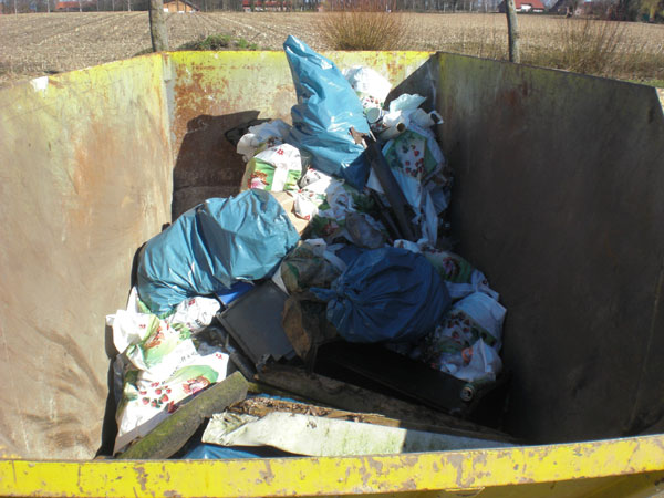 Müllsäcke im Container