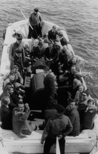 Menschengruppe auf einem Boot