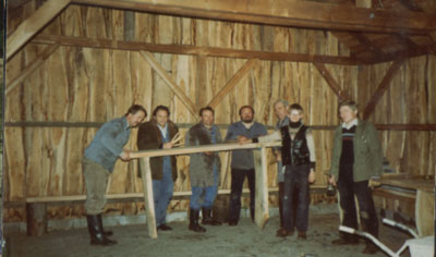 Gruppe Männer in der Grillhütte