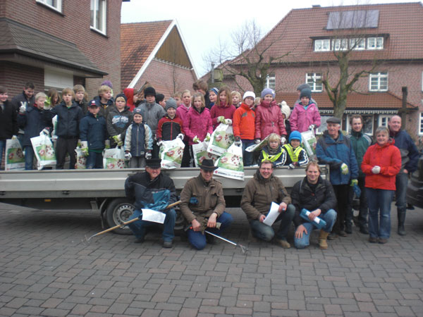 Gruppenbild der Kinder auf einem Anhänger