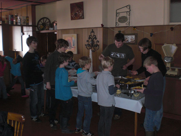 Kindergruppe beim Essen