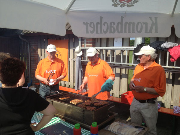 Männer am Grillen