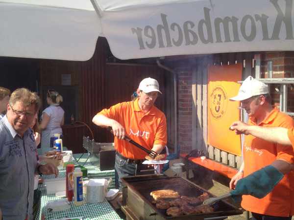 Männer am Grillen